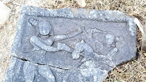 கந்திலி அருகே விஜயநகர மன்னா்கள் கால நடுகல் கண்டுபிடிப்பு / Vijayanagara Kings Period Middle Stone Discovery near Kandili