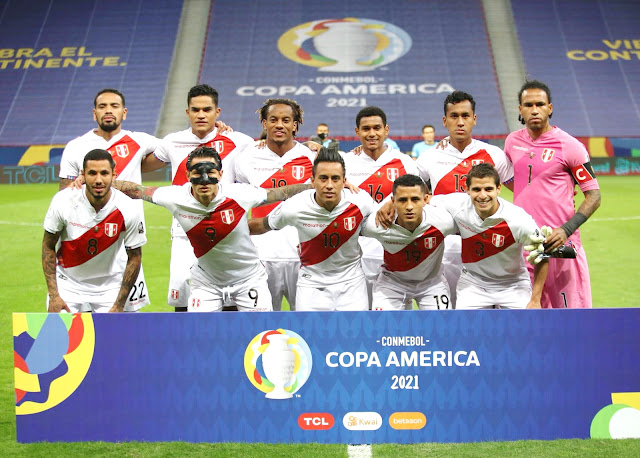 SELECCIÓN DE PERÚ. Temporada 2020-21. Alexander Callens, Anderson Santamaría, André Carrillo, Marcos López, Renato Tapia, Pedro Gallese. Sergio Peña, Gianluca Lapadula, Christian Cueva, Yoshimar Yotún, Aldo Corzo. SELECCIÓN DE COLOMBIA 3 SELECCIÓN DE PERÚ 2. 09/07/2021. Copa América 2021, partido por el tercer puesto. Brasilia, Brasil, estadio Nacional Mané Garrincha. GOLES: 0-1: 45+1’, Yoshimar Yotún. 1-1: 49’, Juan Cuadrado. 2-1: 66’, Luis Díaz. 2-2: 82’, Gianluca Lapadula. 3-2: 90+4’, Luis Díaz.