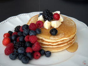 Las tradicionales tortitas para el desayuno en buena parte de Norteamérica, con frutos rojos, queso fresco y sirope de ágave.