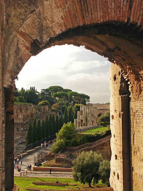 Vue sur le Forum romain depuis l'intérieur du Colisée de Rome