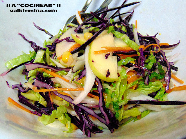 ensalada de col lombarda con manzana y vinagreta de mostaza y miel