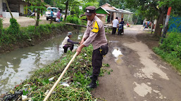 Antisipasi Banjir, Bhabinkamtibmas Polsek Sindang Gotong Royong Bersama Warga Bersihkan Saluran Air