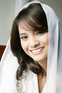 Acha Septriasa berkerudung