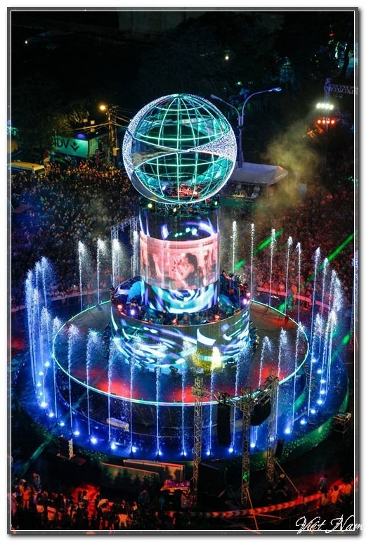 Tưng bừng lễ hội chào mừng năm mới 2013