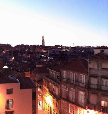 vista de uma ruela do Porto e da Torre dos Clérigos, ao anoitecer