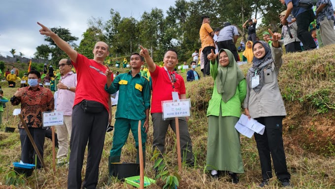 Sekda Depok Tanam Pohon Durian di Kebun Apeksi Padang