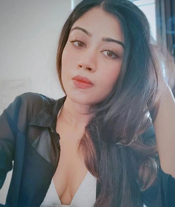 Donna Munshi cleavage hot actress ullu app