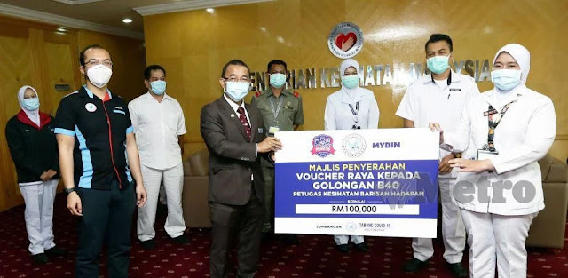 KKM menyampaikan baucar prihatin kepada 3,285 PPK | SERAMAI 3,285 Pembantu Perawatan Kesihatan (PPK) gred U11 dari 45 hospital menerima baucar prihatin daripada Kementerian Kesihatan (KKM) berjumlah RM100,000, hari ini.