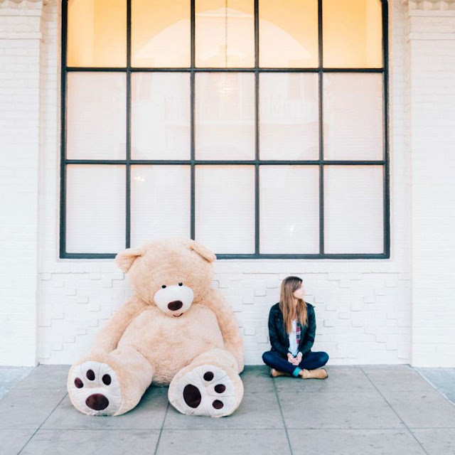 Garota leva seu urso de pelúcia gigante para dar um passeio pela cidade