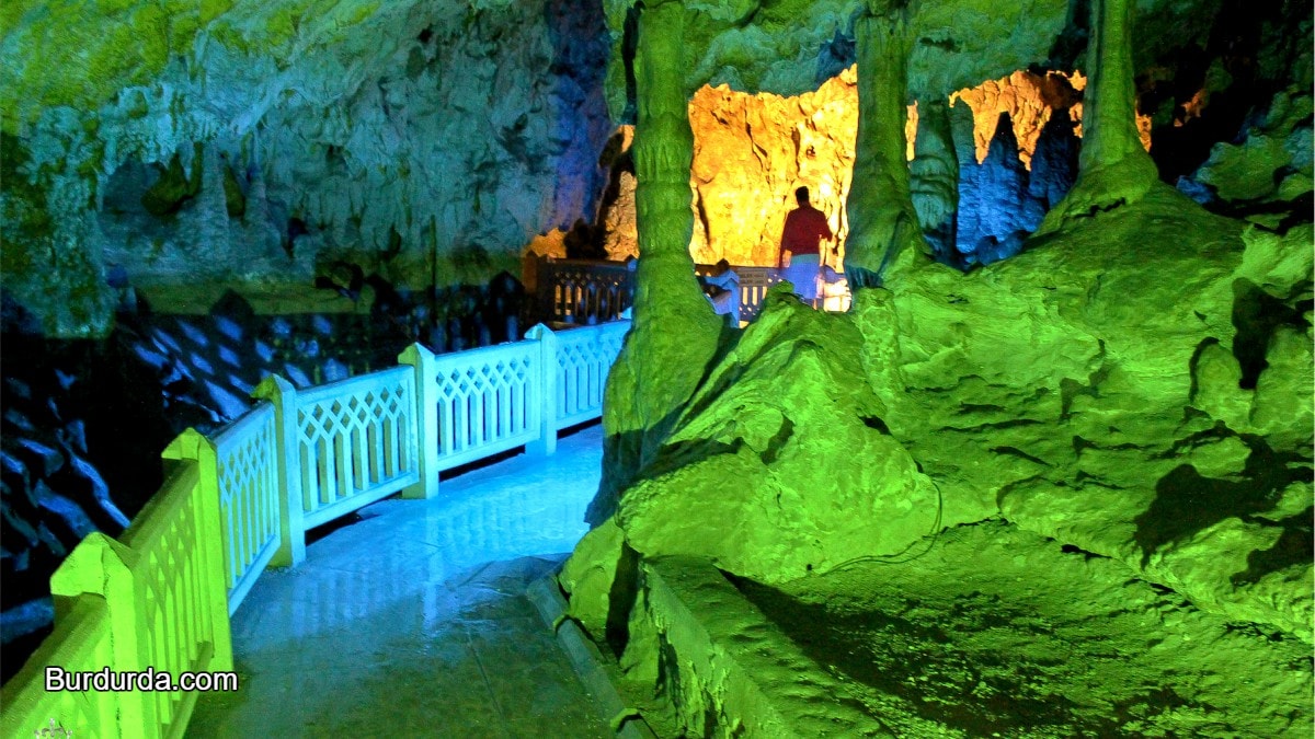 Türkiye'nin turizme açılan ilk mağarası İnsuyu'nun yeniden düzenlendi