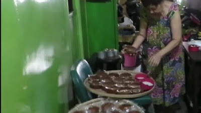 Laris Manis Jelang Imlek, Pembuat Kue Keranjang Legendaris di Sidoarjo Kebanjiran Pesanan