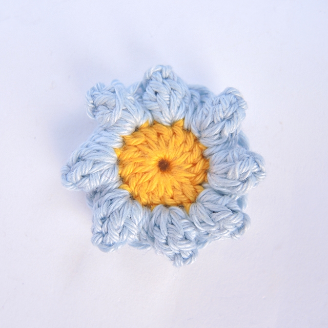 gratis haakpatroon bloemetje / free crochet pattern flower by moois van m(i)e