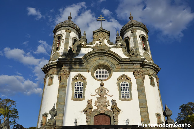 foto da belíssima fachada da  Igreja de São Francisco de Assis que teve participação de Aleijadinho