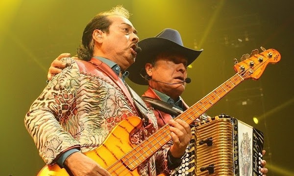 Si oyen lágrimas, no se enojen Los Tigres del Norte se enteran en pleno concierto que su mamá falleció