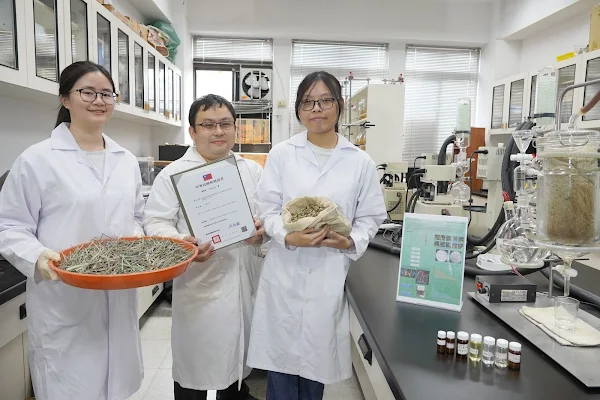 ▲大葉大學藥保系陳兆群老師(中)帶領學生研究水盆加入精油能否驅蚊。（記者林明佑翻攝）