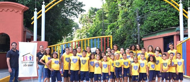 Crianças e adolescentes de Bairros do Recife em situação de vulnerabilidade social vão para sessão de cinema na 19ª Semana da Criança Abrasel PE