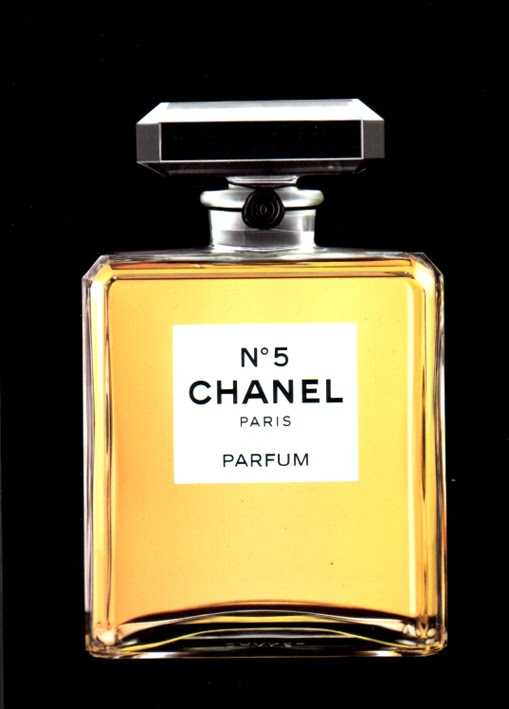 On the inside a glamorous picture of the famous Chanel 5 and on the back the