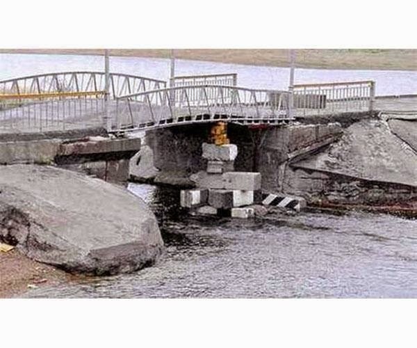 #28. Remind me to avoid crossing this bridge. - 34 Unbelievable Construction Fails That Actually Happened… #27 Probably Got Fired.