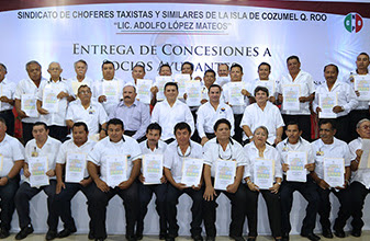Entregan concesiones a socios ayudantes del Sindicato de Taxistas de Cozumel