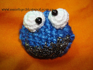 broche tejido en azul