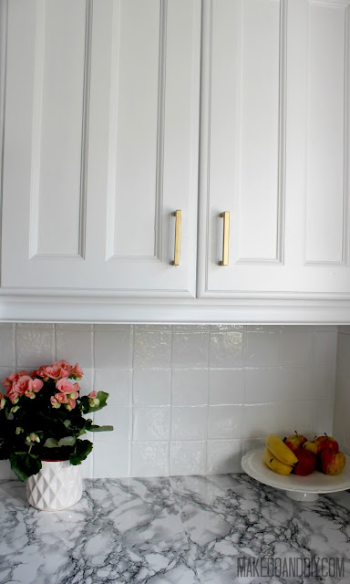 painted kitchen tile backsplash, cheap and easy update for dated tile. www.makedoanddiy.com