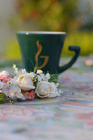 masa cu ceasca de cafea si flori superbe