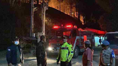 Kebakaran Lahan Terjadi Di Kawasan Lereng Pusuk Buhit, Kabag Ops Samosir Pimpin Satgas Karhutla Bentukan Polres Samosir