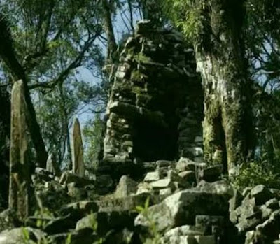 Hasil gambar untuk candi angin kerajaan kalingga