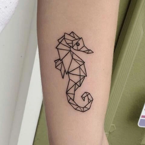 Tatuaje de caballito de mar estilo geométrico