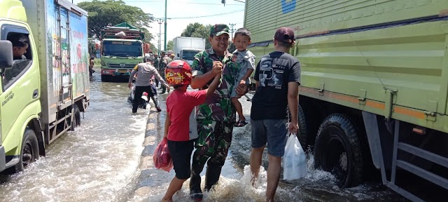 Banjir Parah, Sejumlah Aparat Kodim 0716/Demak Bantu Evakuasi Warga di Karanganyar Demak