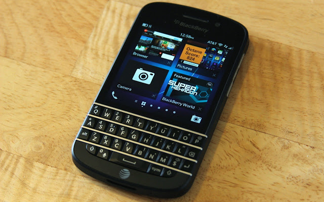 ini adalah foto blackberry q 10