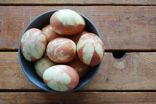 huevos de pascua teñidos con cebolla