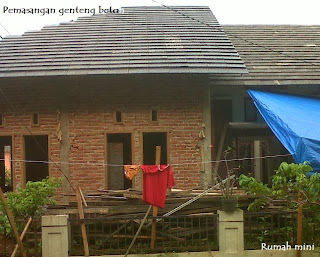 Pemasangan genteng beton, rumah mini