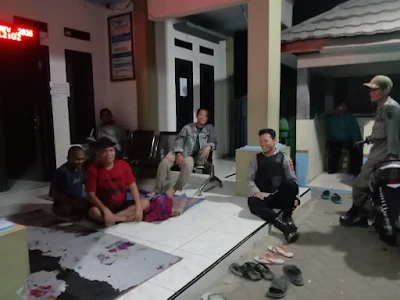 Bhabinkamtibmas Polsek Cimarga Polres Lebak Bertemu Dengan Warganya Di Kantor Desa Sangkanmanik