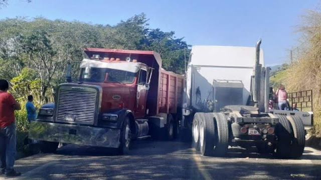 En este tipo de camiones pesados se movilizan sicarios en Aguililla, se presume que bloquearán caminos