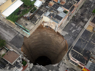 guatemala sinkhole looks like it goes to centre of the earth