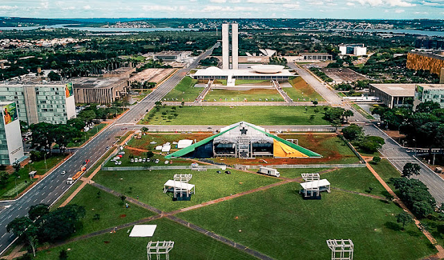 A foto mostra as Esplanadas dos Ministérios nos preparativos da Festa da posse do Presidente Lula.