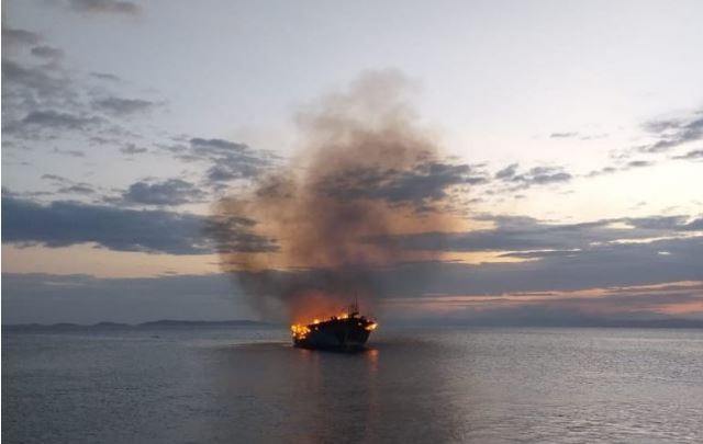 Fishing boat on fire 9 km of Durrës coast, 3 sailors jumped to the open sea