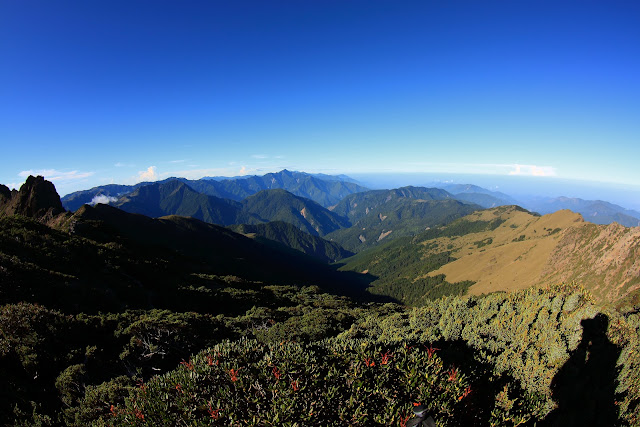 站在玉山南峰上可以眺望這一片荖濃溪源頭的谷地，左側為東小南山稜脈，右側為南玉山稜脈