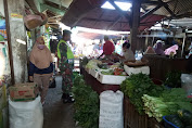  Serap Aspirasi Pedagang, Babinsa Blusukan Di Pasar Tradisional Gajah Demak