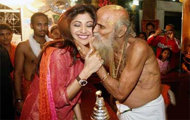 2009: Temple priest kisses Shilpa Shetty