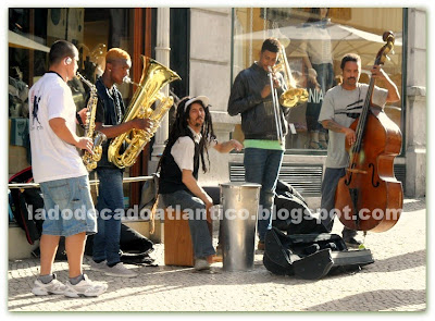 Imagem de músicos tocando Jazz em frente as esplanadas dos cafés na Rua Garret.