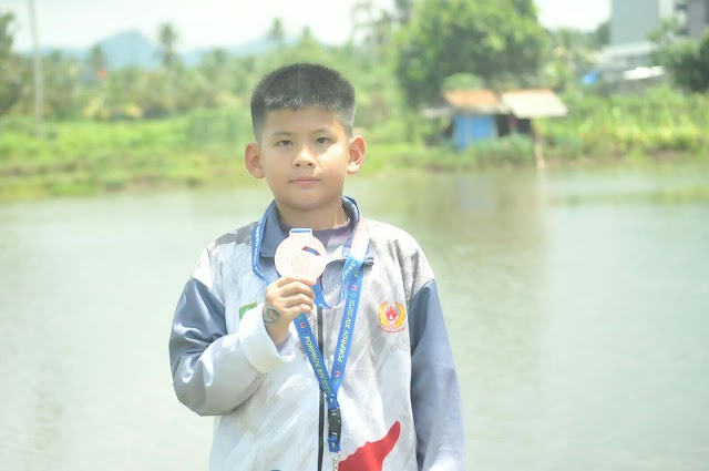 Sabet Medali Perunggu, Atlit Renang Termuda Se-Jawa Barat Cabor Akuatik Dari Kab. Bekasi