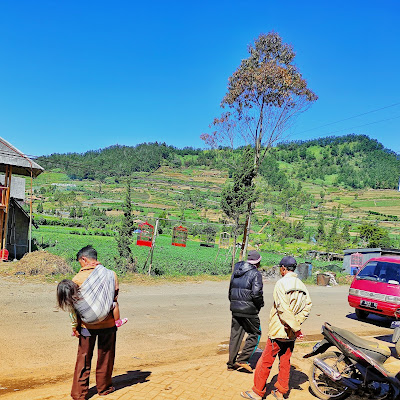 Anak Gimbal Dieng Dalam Gendongan Ayahnya