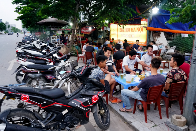 Quán bia hơi Hà Nội “hốt bạc” ngày nắng nóng - Ảnh 3.