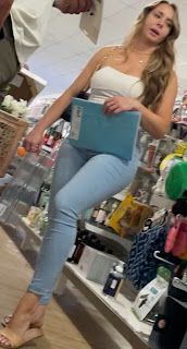 Rubia hermosa curvas sabrosas pantalones apretados