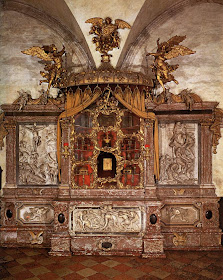 Ο μπαρόκ βωμός λειψανοθήκη της εκκλησίας Santa Maria Gloriosa dei Frari της Βενετίας.