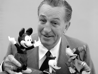  Biografi Walt Disney — Pendiri Disneyland   Lahir di Amerika tepatnya di Chicago, Illionis, pada tanggal 5 Desember 1901. Ia ciptakan kerajaan kartun yang maha besar yang membawakan tawa dan suka cita yang tiada habis-habisnya bagi anak-anak dan bahkan orang dewasa di seluruh dunia.Jalannya menuju kewirausahaan tidaklah mudah. Kegagalan, kemiskinan, kelaparan dan pengkhianatan antara lain menandainya. Tetapi pria yang optimis ini mengatasi semuanya itu...  Walter Elias Disney atau akrab dipanggil Disney atau Walt Disney tentu tak asing bagi telinga kita. Setiap kita mendengar nama Disney, bayangan kita tertuju pada taman bermain yang penuh dengan permainan anak dan dewasa serta berbagai tokoh kartun yang ada di film-film anak. Disney adalah pendiri kerajaan film anakserta pendiri pusat hiburan keluarga yang sangat tenar di dunia ini.     Disney lahir di daerah peternakan dimana ia tumbuh diantara hewan-hewan. Ia senang mengamati gerakan hewan-hewan itu. Ia juga senang menggambar tingkah laku hewan itu. Setelah besar ia bekerja sebagai karyawan di sebuah perusahaan periklanan setempat. Disana ia berkenalan dan berteman dekat dengan seorang ilustrator yang sangat berbakat yaitu Ubbe ?Ub? Iwerks. Mereka sering bertukar pikiran mengenai ide-ide tentang menggambar. Suatu hari perusahaan periklanan yang mereka ikuti gulung tikar dan