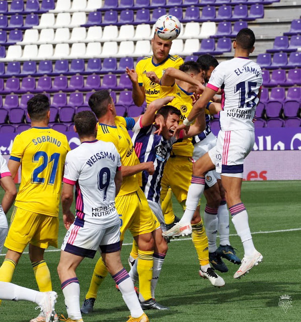 Cala cabecea en el área vallisoletana en la jugada que propició el gol del Cádiz. REAL VALLADOLID C. F. 1 CÁDIZ C. F. 1. 24/04/2021. 24/04/2021. Campeonato de Liga de 1ª División, jornada 32. Valladolid, estadio José Zorrilla. GOLES: 1-0: 14’, Óscar Plano. 1-1: 64’, Juan Cala.