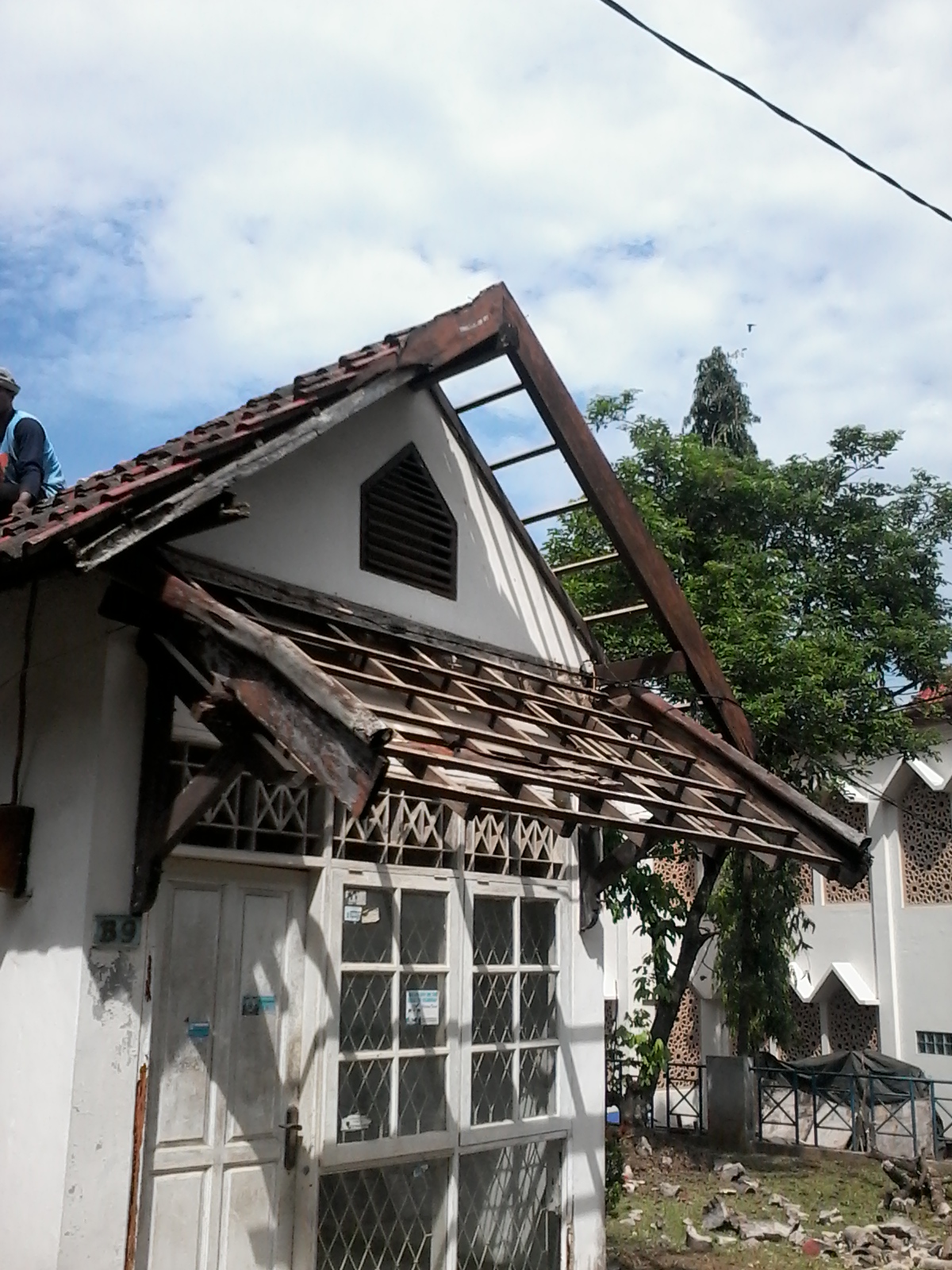 Renovasi Rumah dan Penggantian Atap Baja